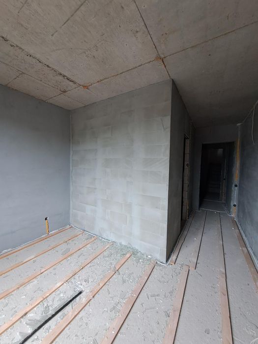 Продам приміщення на 14 квартир + гараж, поруч з метро "Берестейська"