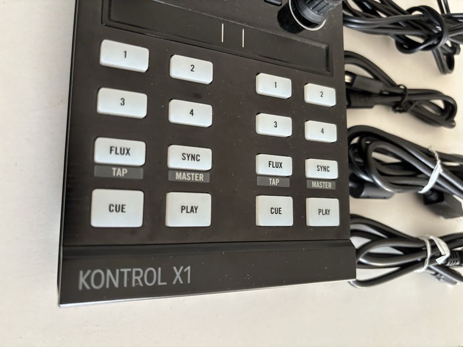 Native Instruments Traktor Kontrol X1 MK2 c / placa de som;