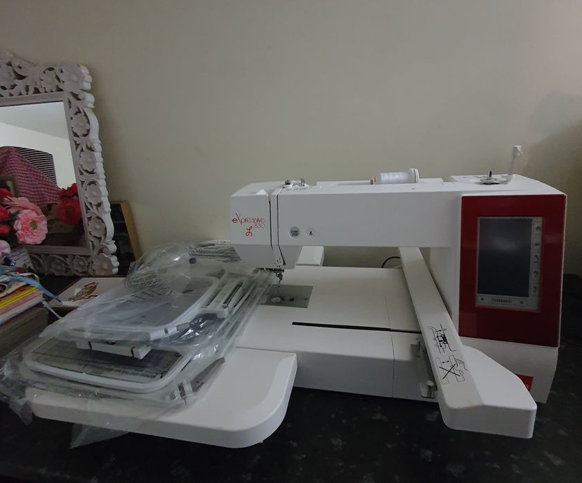 Maquina de bordar ELNA 830L expressive