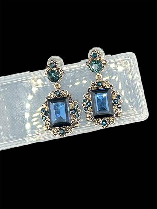 Joias: par de brincos azul com pedras brilhantes