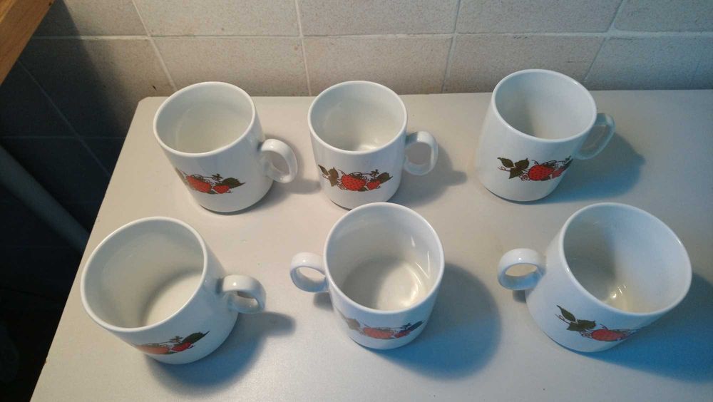 Kubek Ceramiczny Lubiana z truskawka, PRL nowe