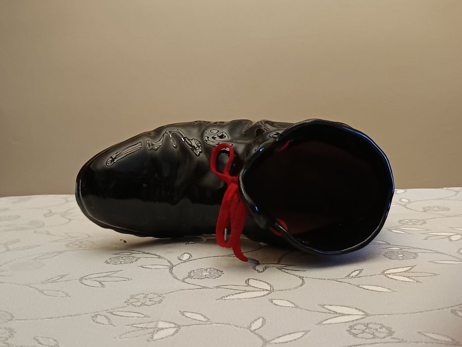 Ceramiczny czarny but z czerwoną sznurówką, prl, vintage, wazon