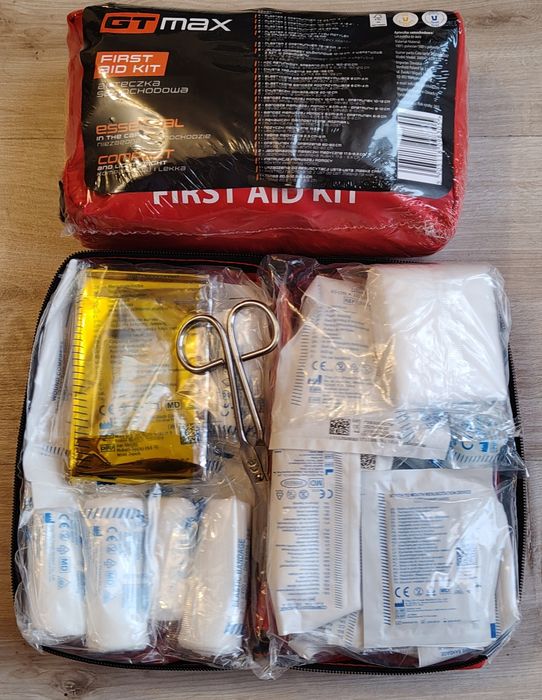Nowa apteczka samochodowa z wyposażeniem