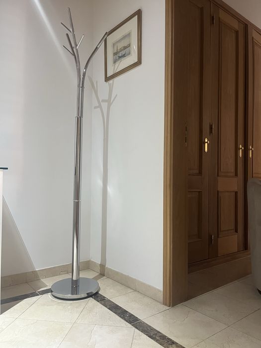 Cabide de pé em inox e espelho de parede
