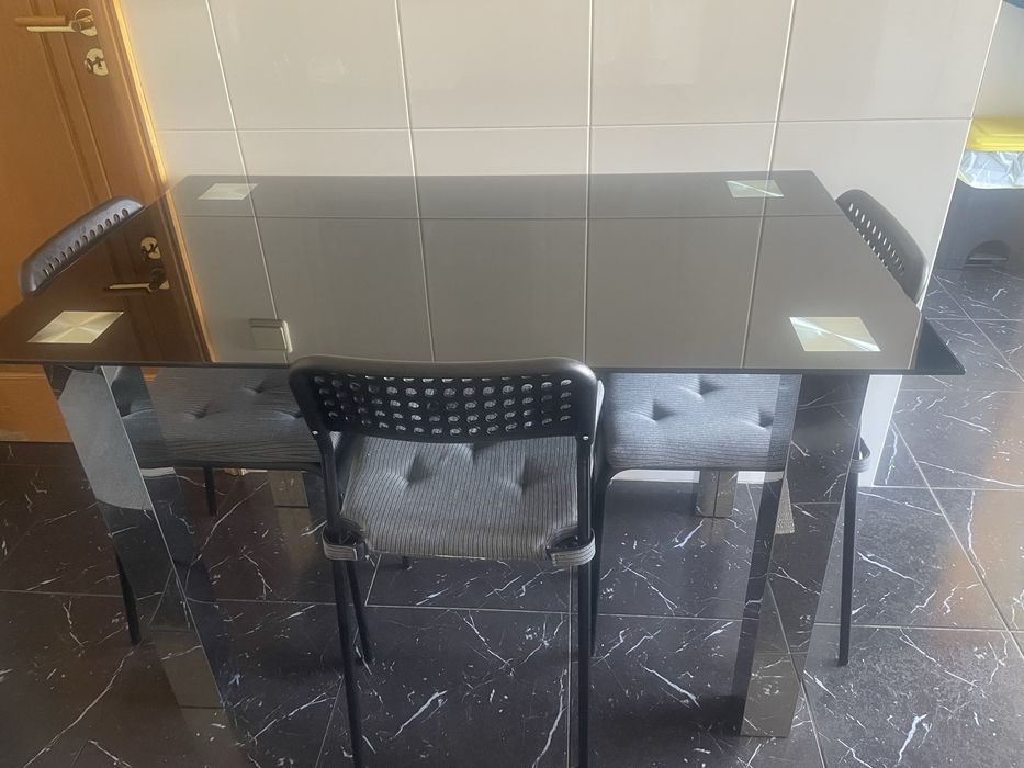 Mesa e 3 cadeiras