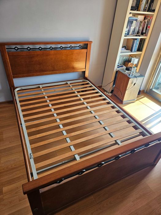Cama de casal em madeira