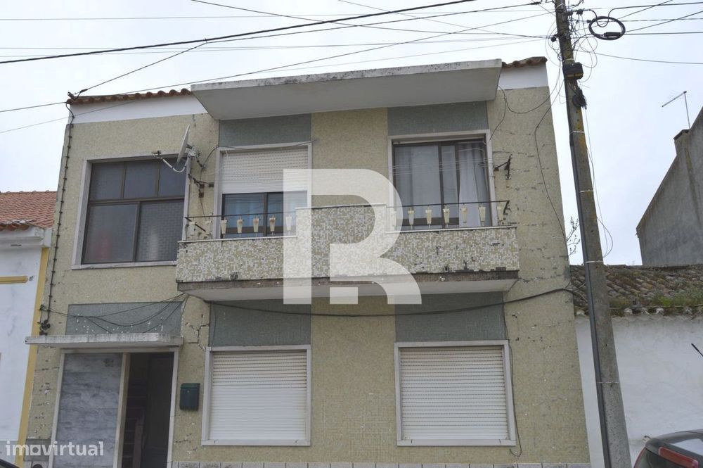 Prédio de 2 pisos p/ reabilitação no centro de Salvaterra de Magos