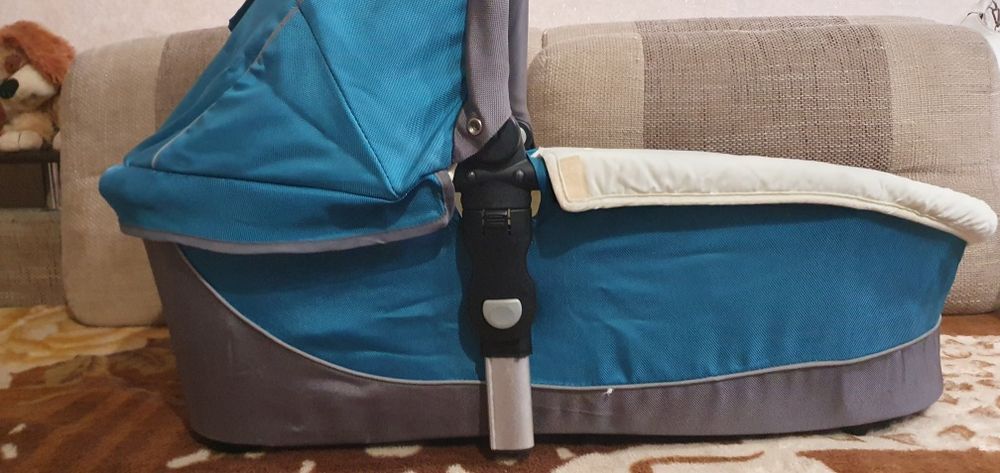 Дитяча коляска два в одному.