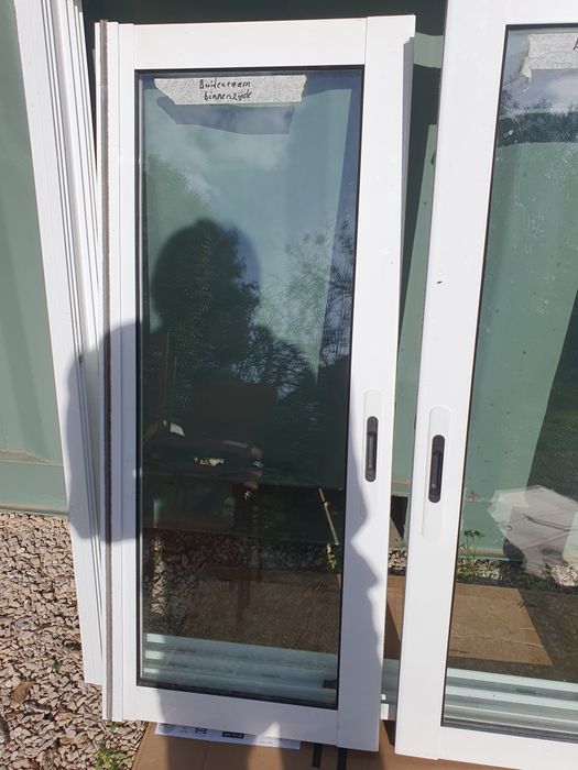 janela dupla com rede mosquiteira e persiana