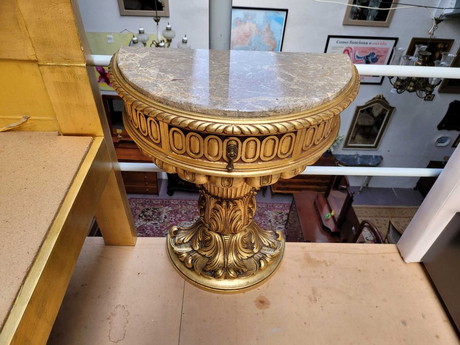 Muito bonito conjunto de cama antiga com duas mesas de cabeceira