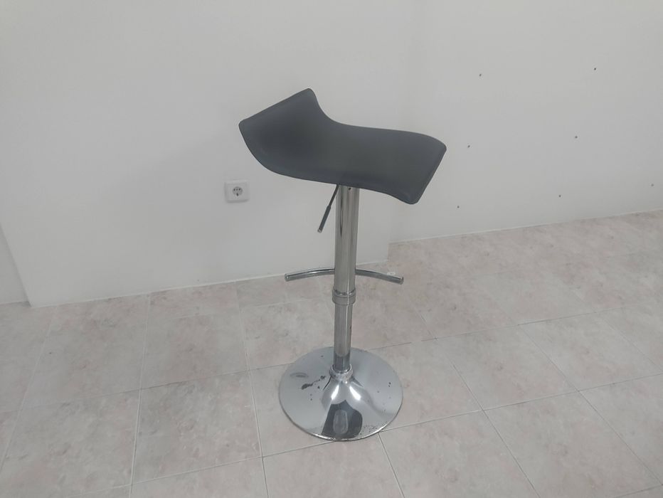 Banco de balcão cromado