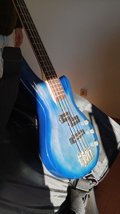 Guitarra Baixo elétrico 4 cordas com estojo de transporte