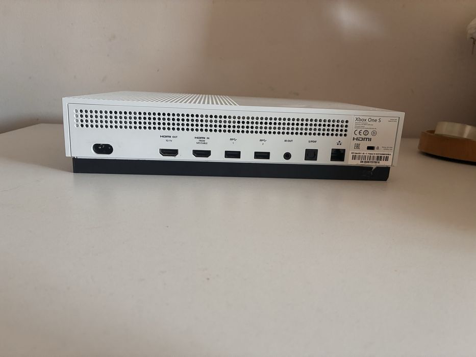 Xbox One S 1tb.