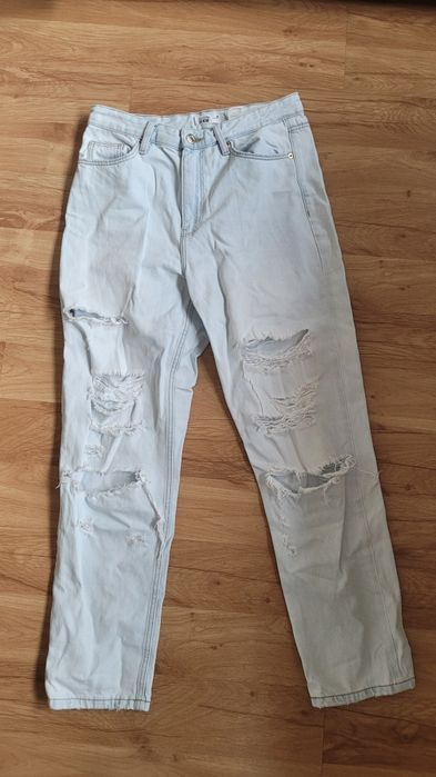 Jeansy z dziurami