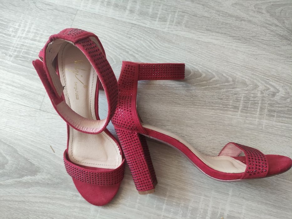 Czerwone buty na słupku