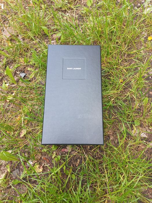 Pudełko po butach,YSL, Saint Laurent plus faktura