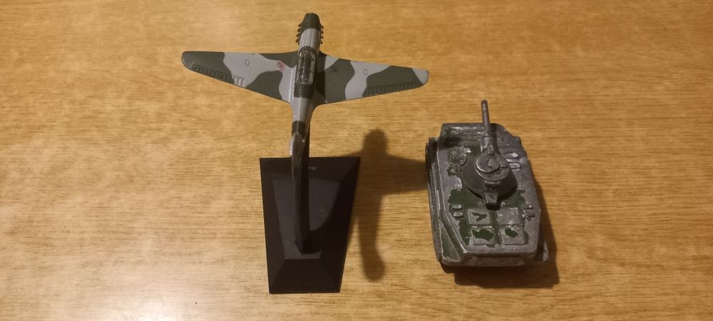 Модель БТР ВИЗ,  та винищувач ЯК-9, металеві, гарний стан.