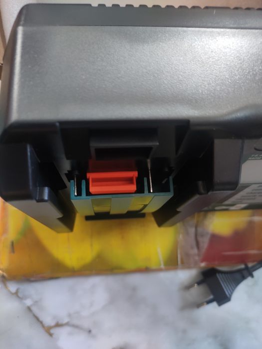 Зарядний пристрій Макіта