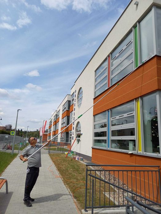 Mycia okien i przeszkleń w Biurach  na wysokości do 16 metrów