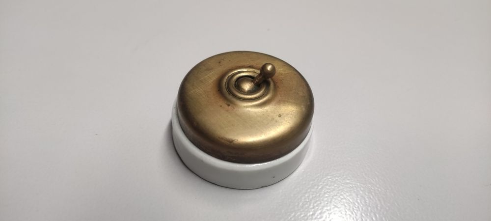 Stary oryginalny wyłącznik  elektryczny - ceramiczny
