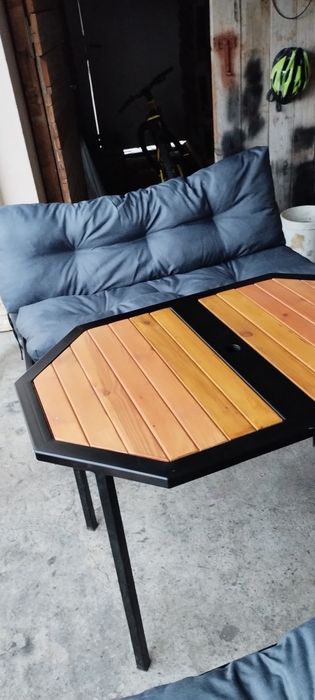 Piękny zestaw mebli ogrodowych dwie ławki i stoliki