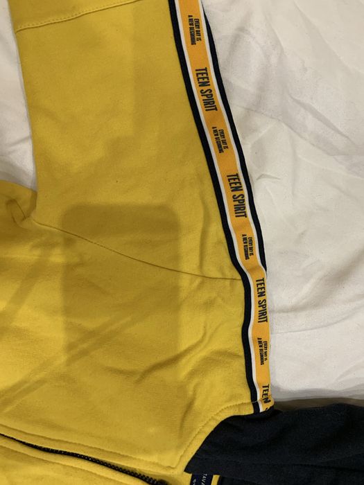 casaco fato de treino amarelo , para menino com 10 anos, em bom estado
