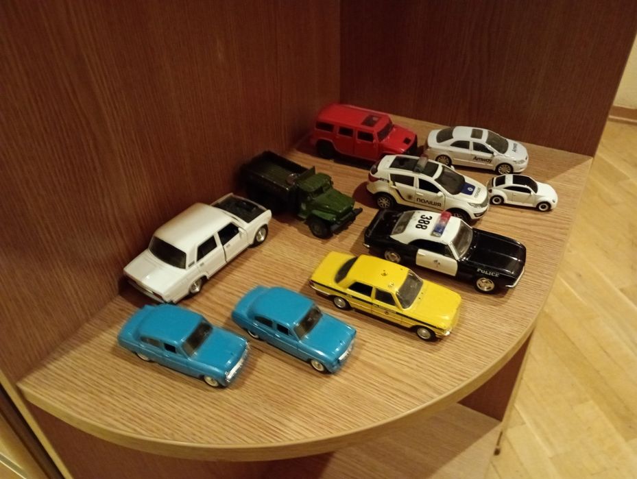 Продам колекційні машинки