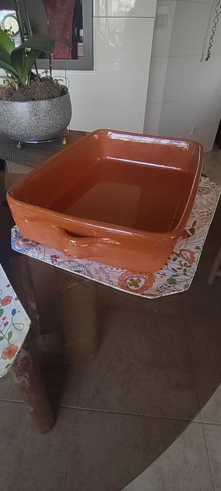 Assadeira em barro vidrado com uma pega