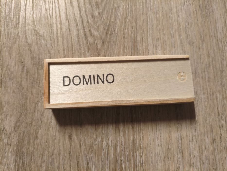 Domino w drewnianym pudełku