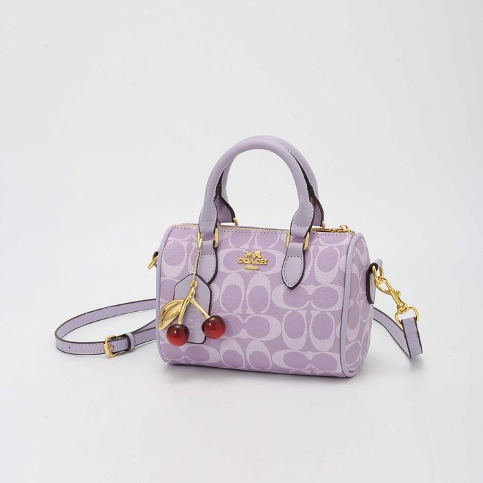 Жіноча сумка COACH / сумочка Коач через плече (кросбоді) / сумка Коуч з брелком вишня