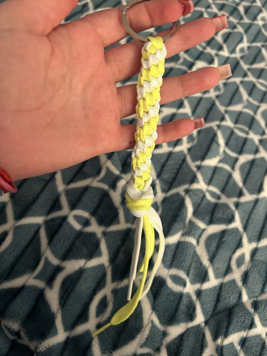 Porta chaves em branco e amarelo