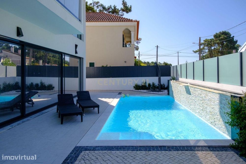 Luxuosa Moradia T4 Na Aroeira