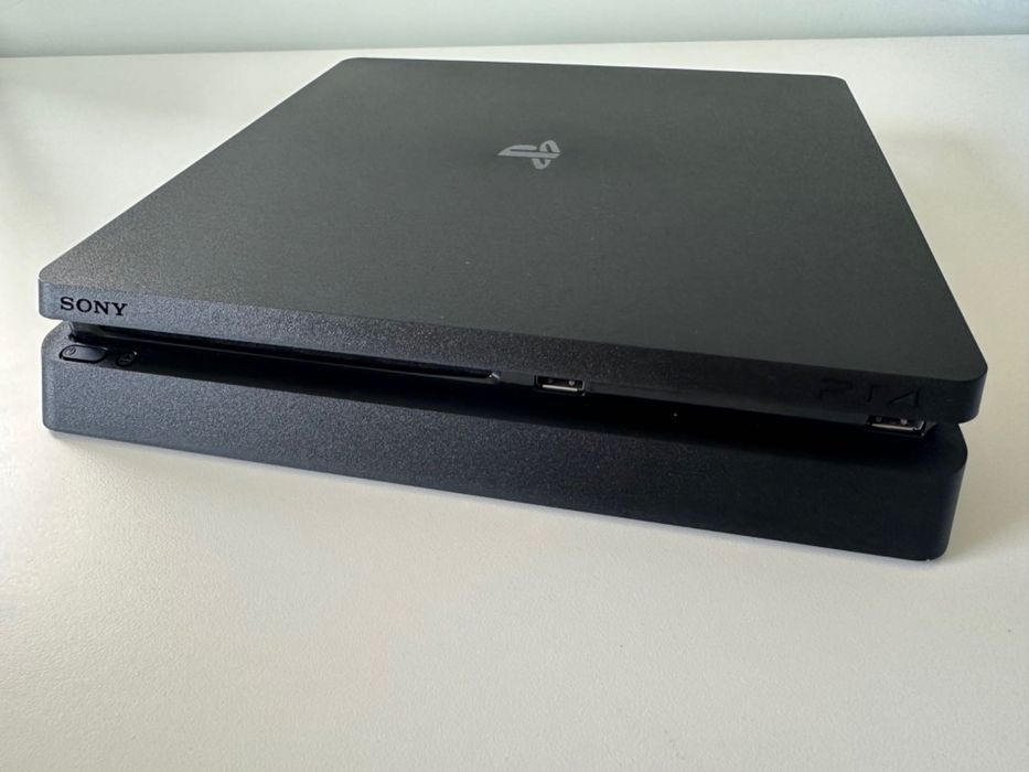 Consola PlayStation PS4 Slim 1TB com Comando e 2 Jogos