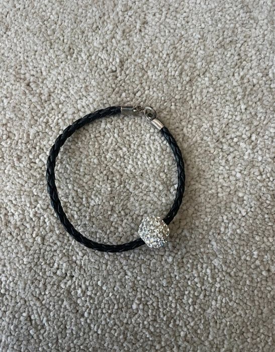 Pulseira de pele preta com conta em prata