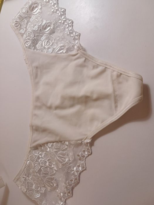 Stringi koronkowe 38