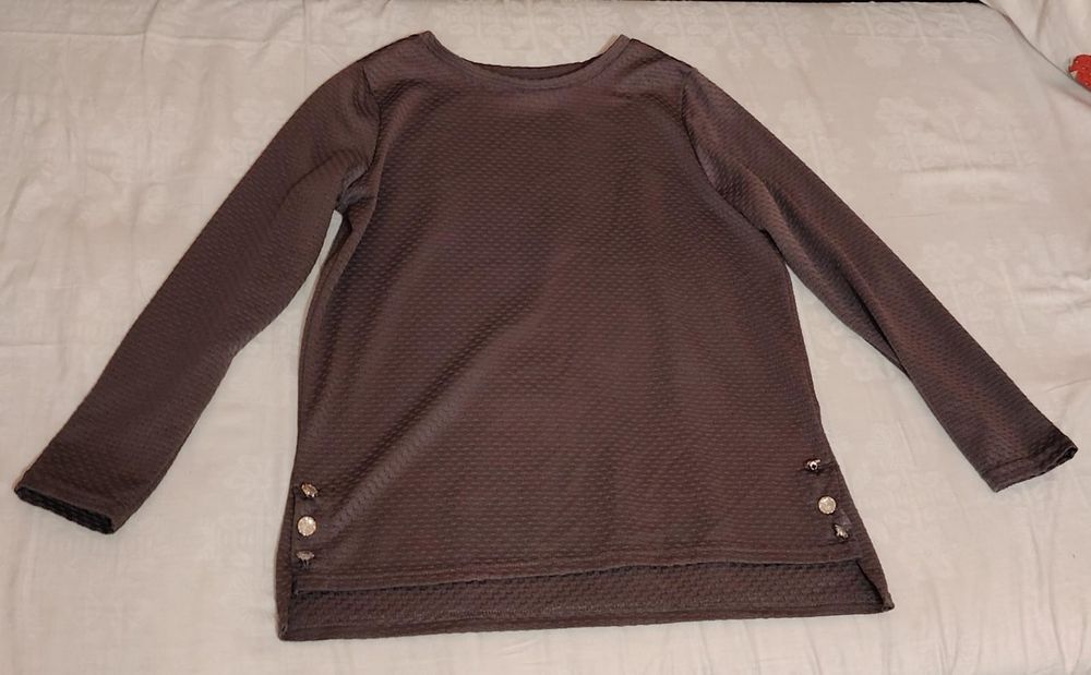 Szara bluzka z ozdobnymi guziczkami