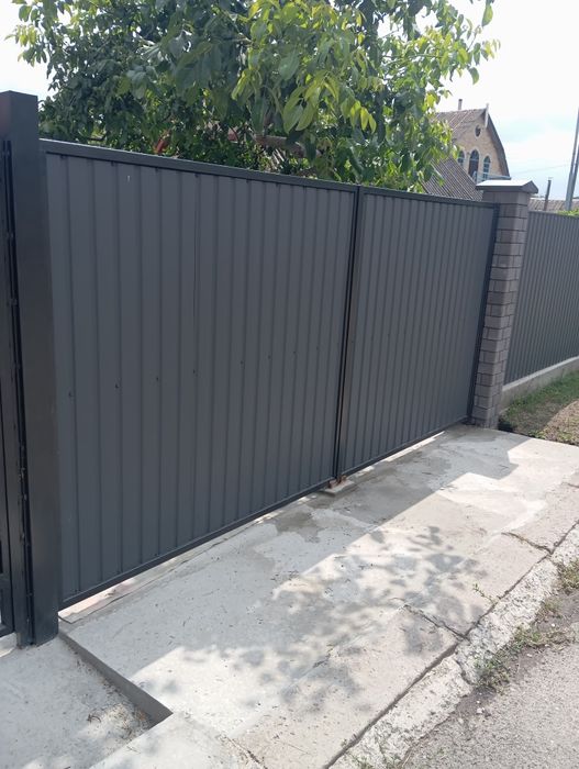 Будуємо паркани з металопрофіля різних розмірів та видів