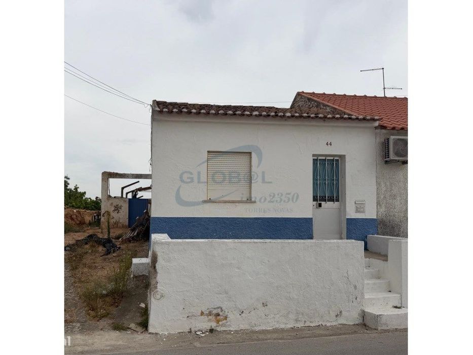 Moradia Térrea para Recuperar com Logradouro e Excelente Potencial