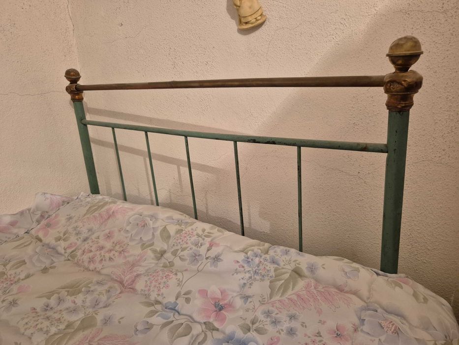 Cama de ferro verde