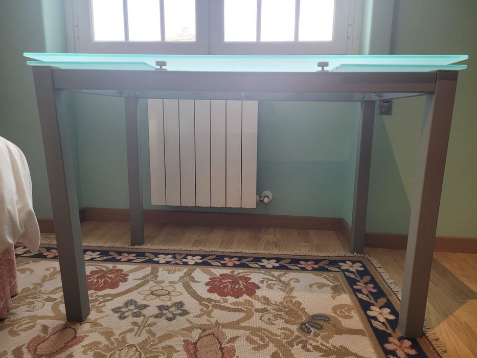 Mesa extensivel de vidro fosco