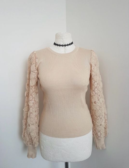 Beżowy prążkowany sweterek z ozdobnymi rękawami