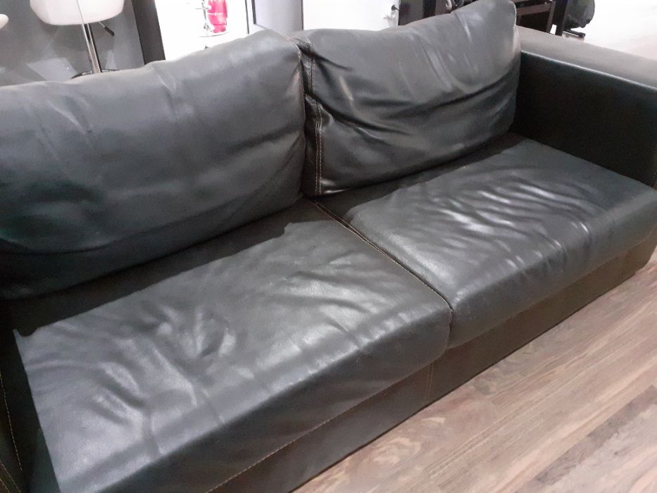 Sofá de 2 ou 3 lugares em pele castanha + complemento chaise longue