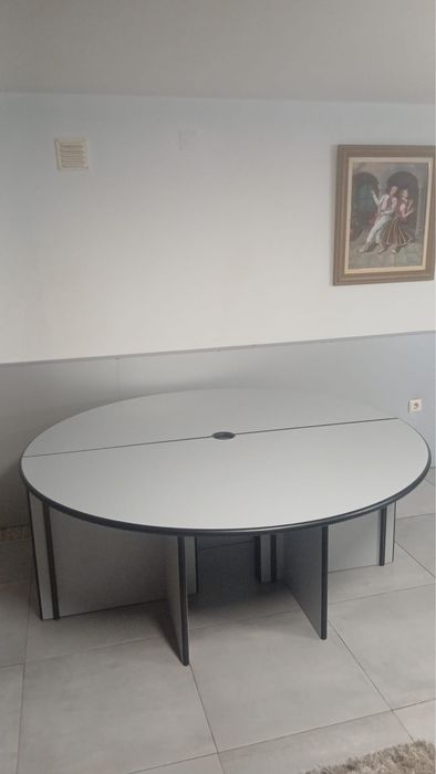 Mesa de reuniaos