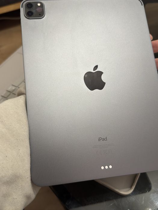 iPad Pro 11” M1 256 GB + Apple Pencil + Logitech Combo Touch | ZESTAW