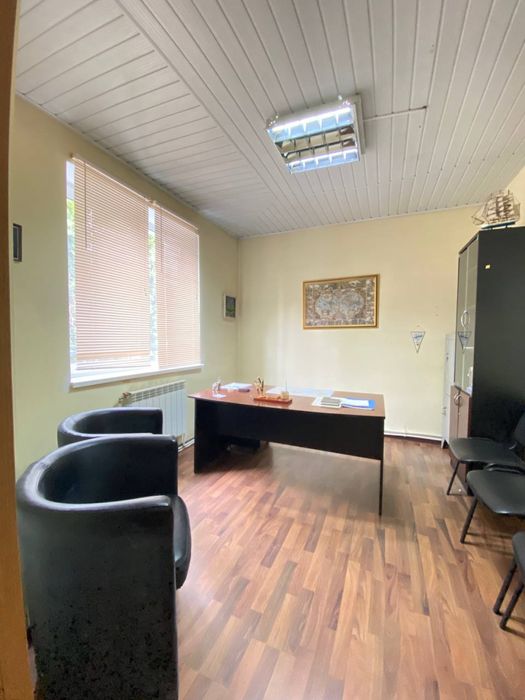 Здається офіс 4 кабінети 80 кв м + склад 30м та 3 паркомісця, вул. Героїв Майдану