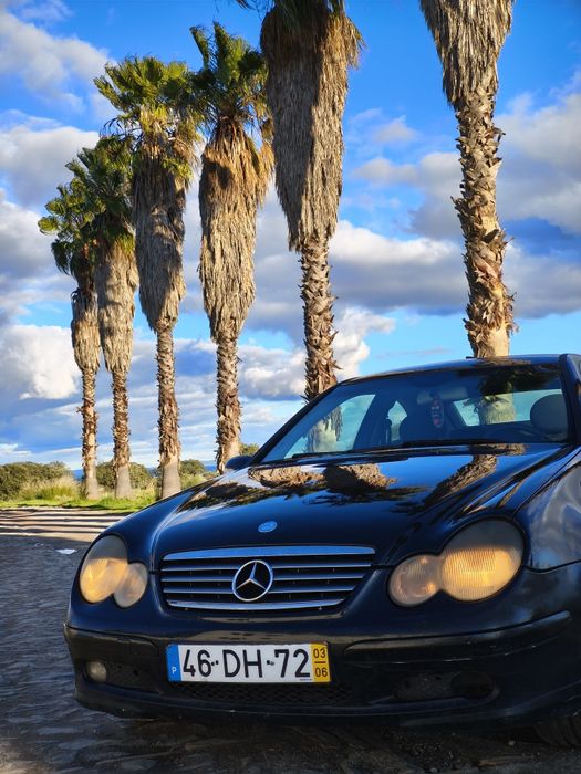 Mercedes-Benz C220 SportCoupé 2003 – Elegante e Confiável