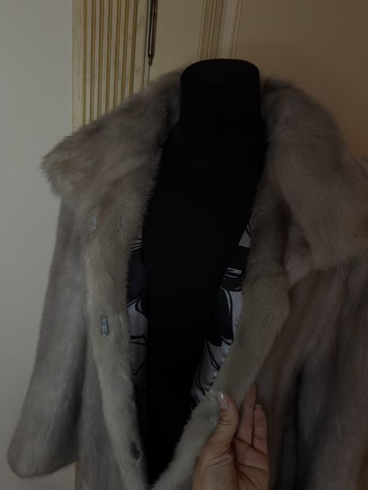 Норкове пальто , Італія , сіре нефарбавене хутро , цільні частини