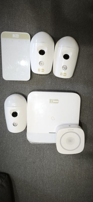 Alarme Hikvision de 96 zonas com 3PIR com câmara, 1 teclado e 1 sirene.