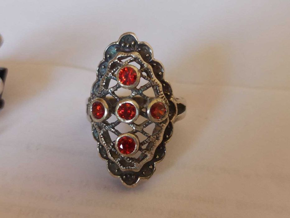 Серебряные ювелирные изделия, кольца с камнями и без