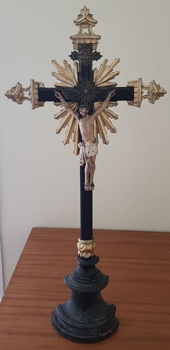 Crucifixo. Cristo de olhos abertos